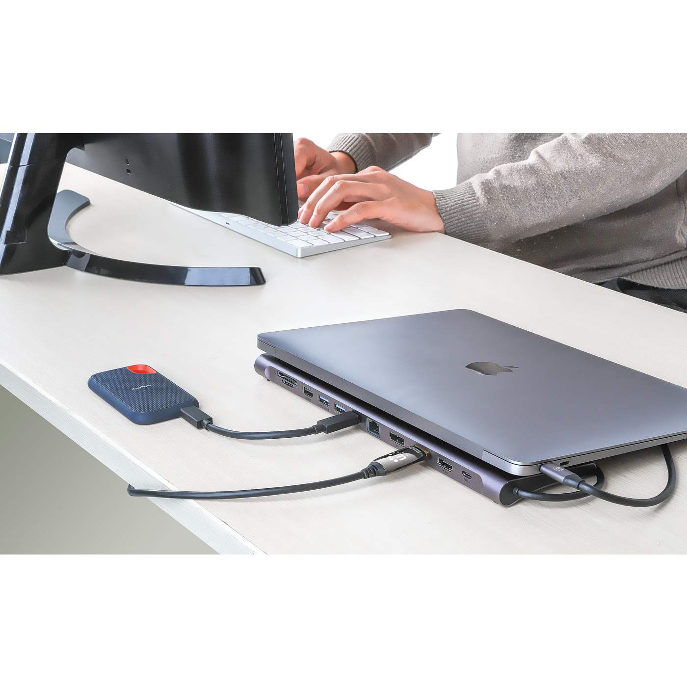 USB-C PD 12-in-1 Triple Monitor 4K Docking Station / Multiport Hub Image 4