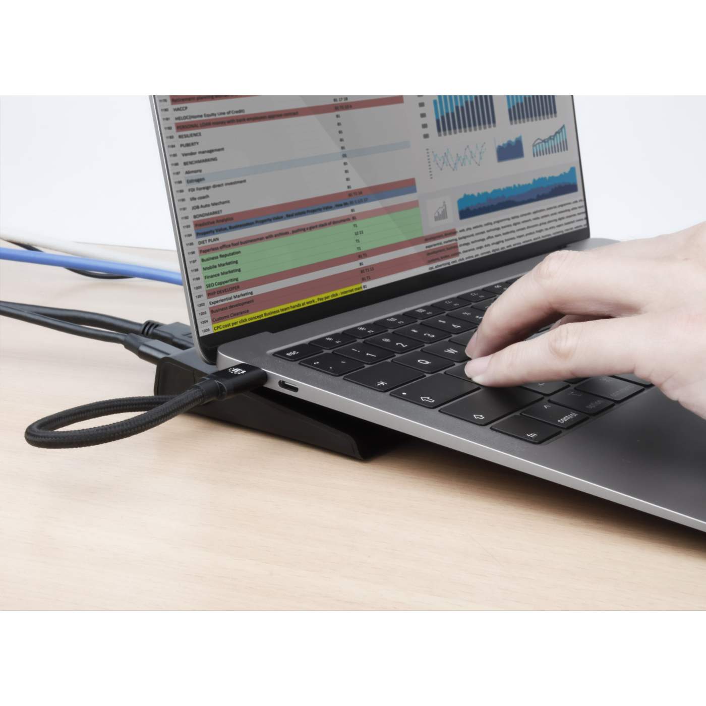 USB-C 11-in-1 Triple-Monitor Docking Station w/ MST USB-C 11-in-1 Triple-Monitor Docking Station w/ MST